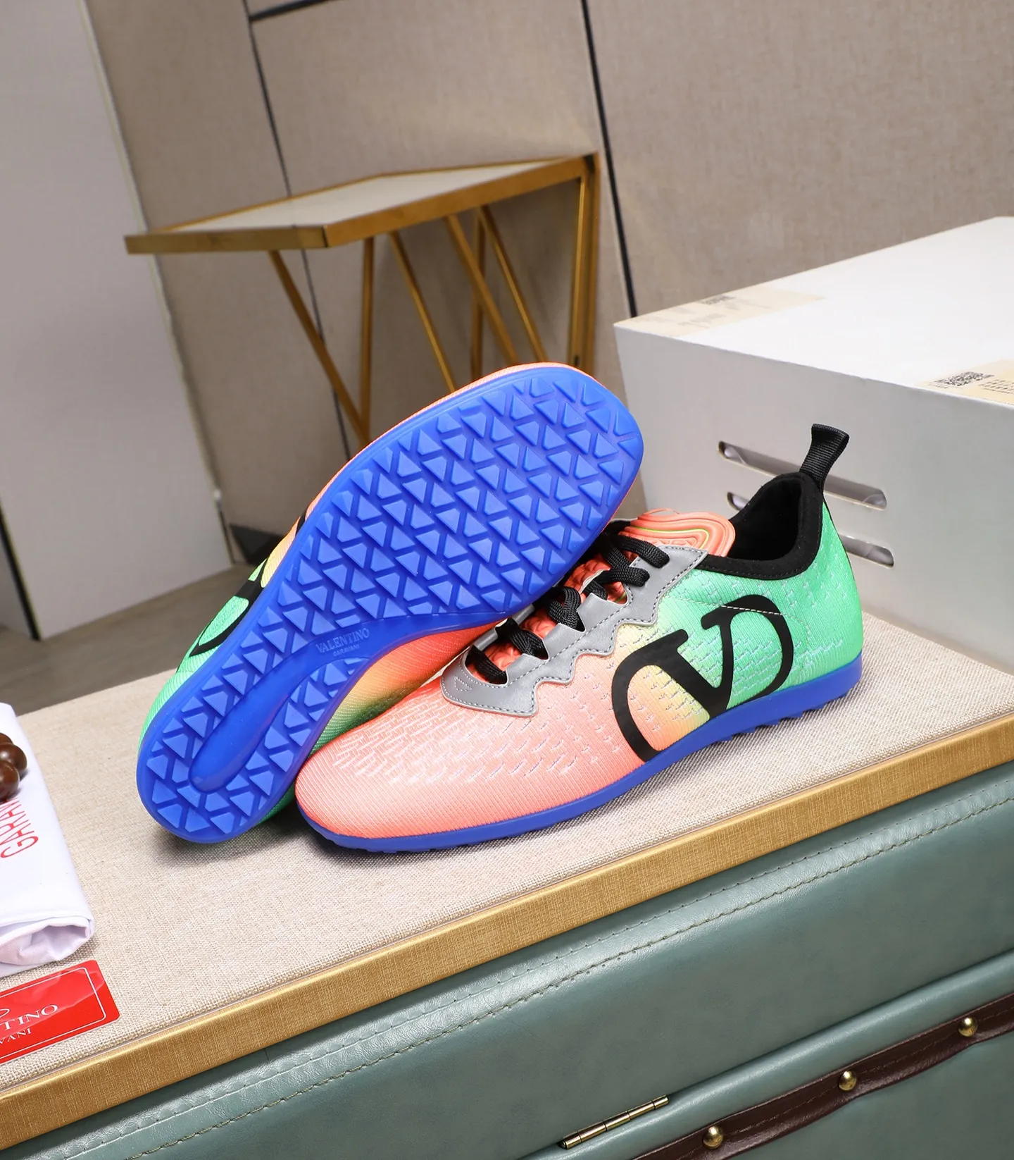 Men's Men's Shoes 💰620 VALENTINO 🌹🌹🌹2025 Valentino's latest spring sneakers! The counter 🔥 recommends RUNBOOT, which is lightweight and comfortable. It has a multi-functional design that integrates blue sneakers, running shoes, and fashionable sneakers to create a cool on-foot effect. ♥️♥️Fashionable sneakers that are sought after by many popular celebrities and fashion influencers♥️♥️. 👉All-round original 1:1 high-end production 👉Fabrics: Two options: delicate, soft and comfortable eyelet lambskin and high-end technical fabrics 👍Super soft suede special lining inside 👍Outsole wear-resistant TPU material 👍Full set of original counter packaging